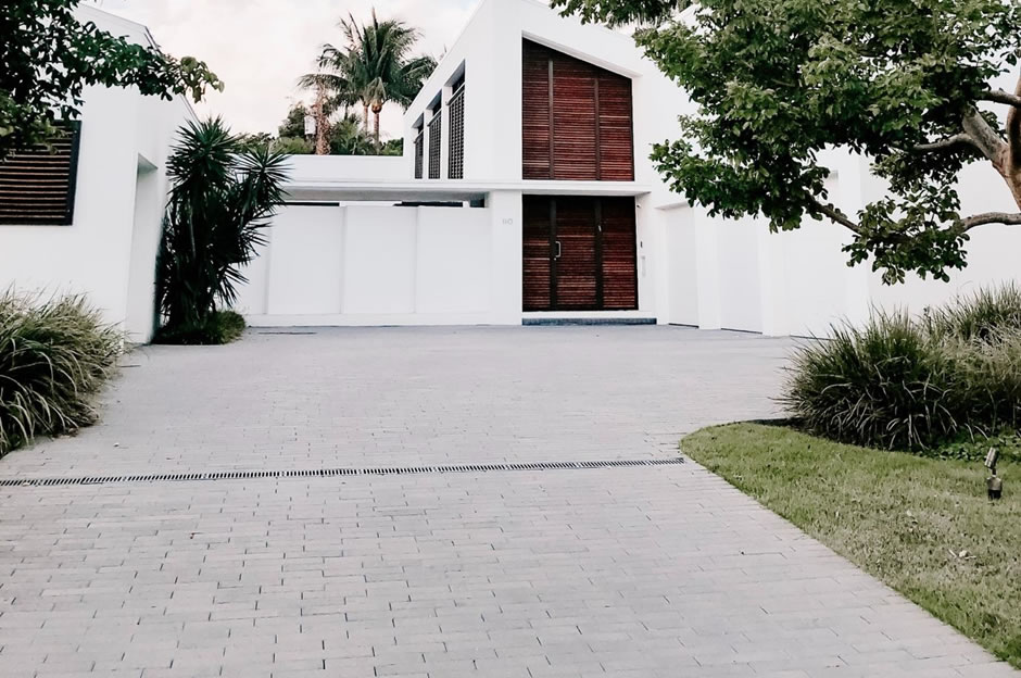 paver driveway separating